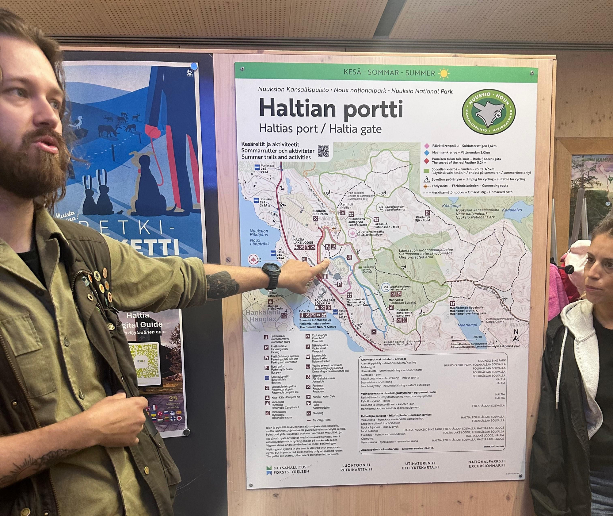 Un responsable del Parque Nacional de Nuuksio explica los itinerarios diseñados para personas con discapacidades