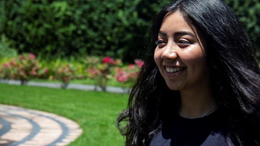 Salvadoreña de 20 años se gradúa con honores y supera la discriminación en EE.UU.