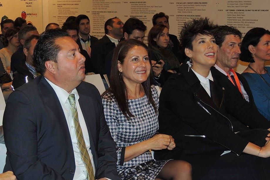 La alcaldesa de La Oliva, Claudina Morales, y el concejal de Turismo, Marcelino Umpiérrez, participan en un acto del ‘pink corner’ de Fitur.