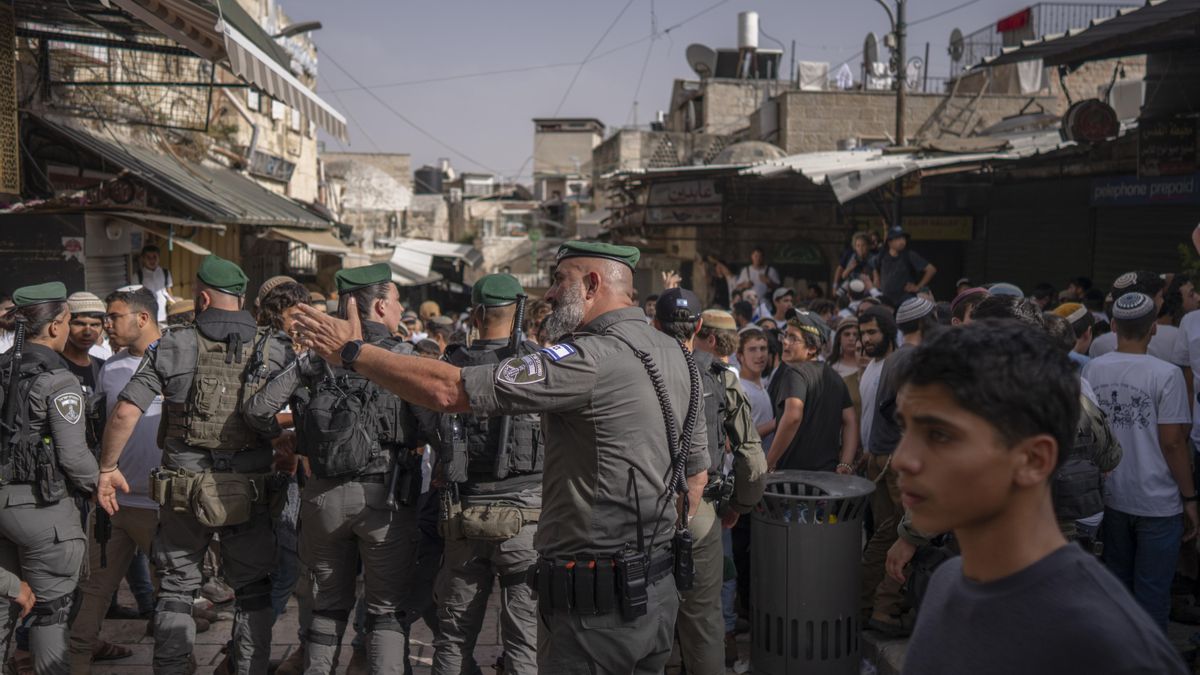 Agentes de la policía israelí impiden el paso a colonos israelíes de extrema derecha durante su marcha por la Ciudad Vieja de Jerusalén en 2025