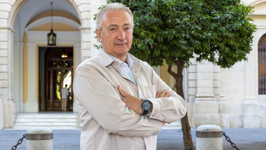 Miguel Ángel Aumesquet, ante la fachada del Ayuntamiento de Sevilla.