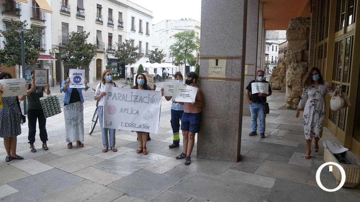 Concentración del personal interino y laboral indefinido no fijo en las puertas del Ayuntamiento de Córdoba