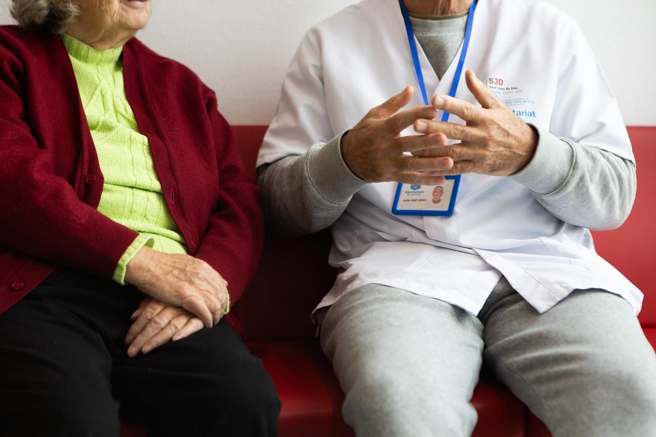 Rosa escucha a Juanjo sentada en el sofá del hospital: la cercanía que nace de la ternura y del tiempo compartido