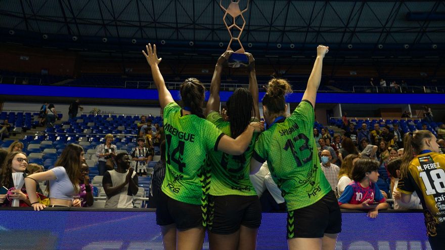 Cansados del fútbol: cómo unos maestros de Primaria lograron aficionar a toda Almería al balonmano