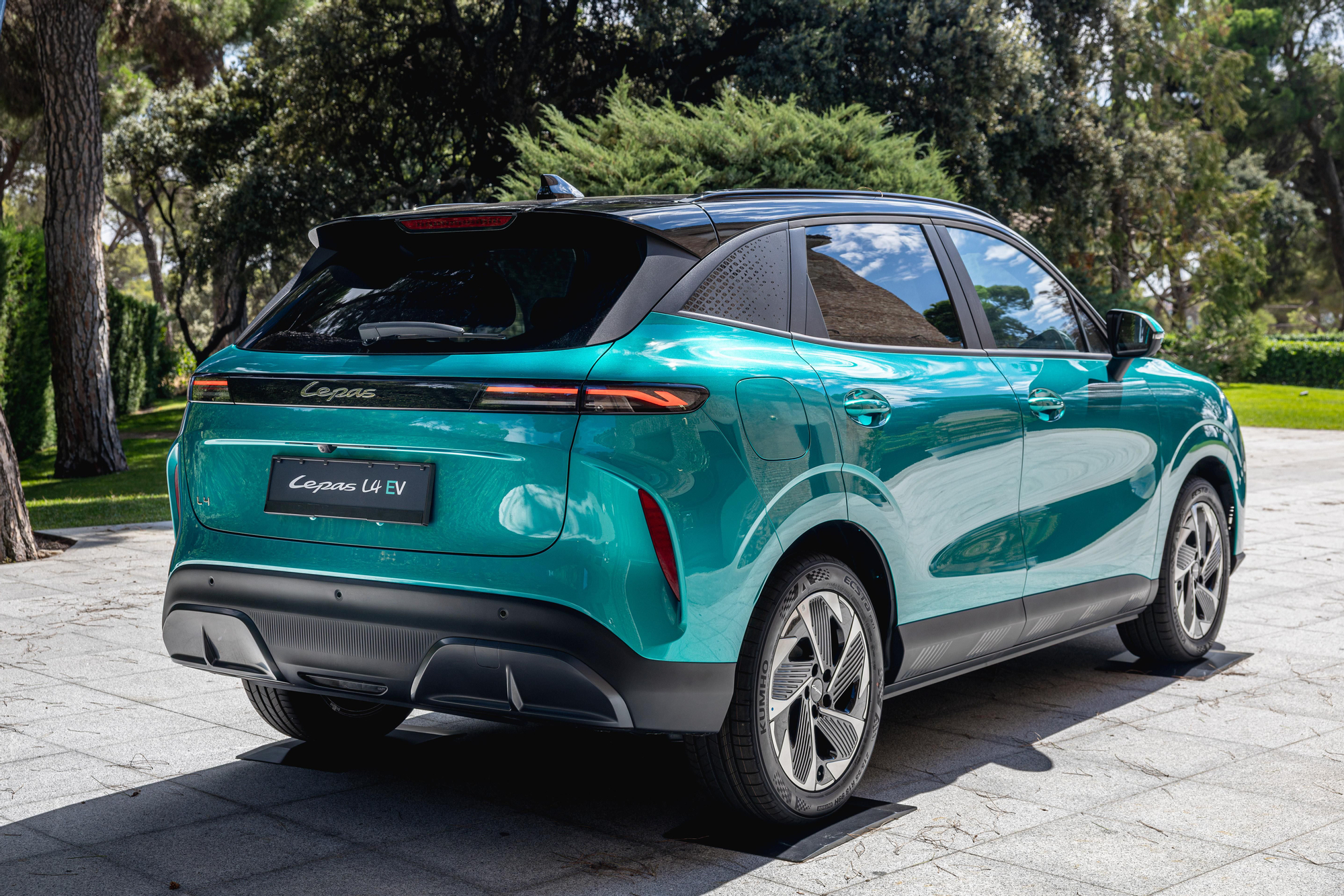Tres cuartos trasero del más pequeño de los SUV de Lepas.