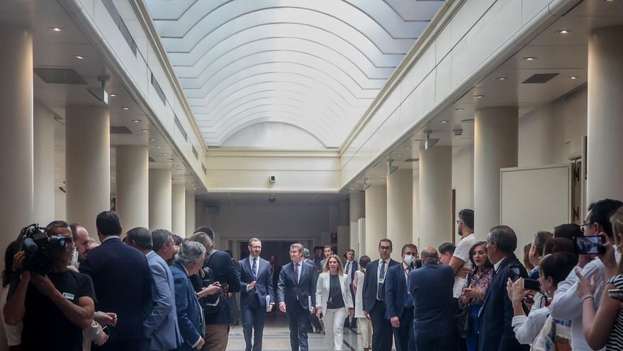 El líder del PP, Alberto Núñez Feijóo llega entre periodistas a su primera sesión de control al Gobierno en el Senado acompañado de su portavoz, Javier Maroto.