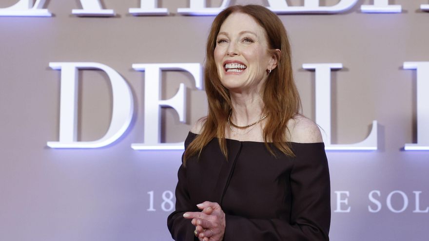 Trump prohíbe en las escuelas para hijos de militares un libro de cuentos escrito por Julianne Moore