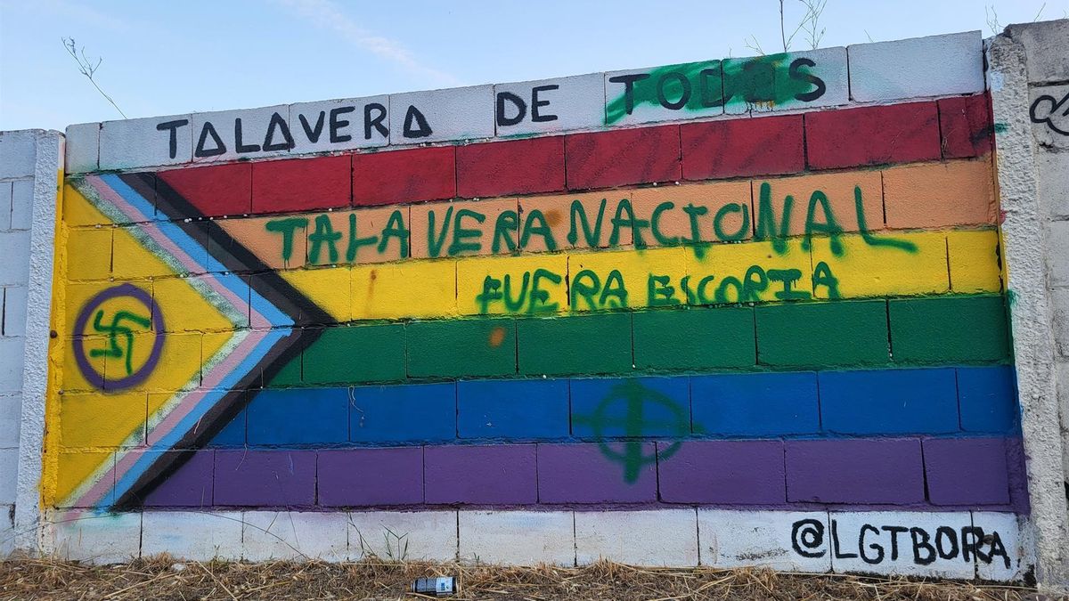 Vandalizan un mural LGTBI en Talavera de la Reina con mensajes de odio y una esvástica