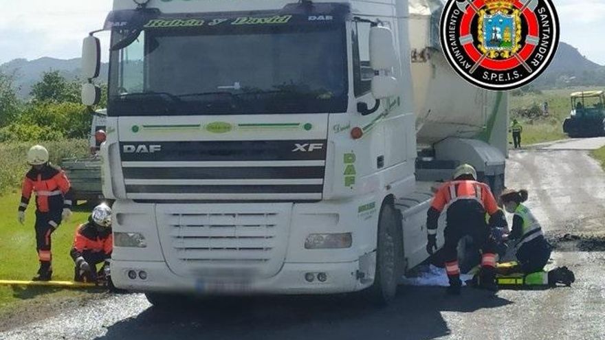 Un camión atropella a un obrero y queda atrapado bajo la cabeza tractora