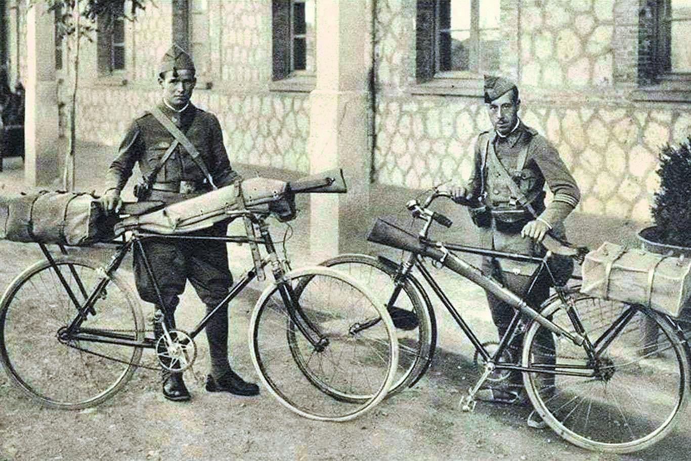 Soldados ciclistas del regimiento de Infantería Burgos número 31 ubicado en el Cuartel del Cid en León.