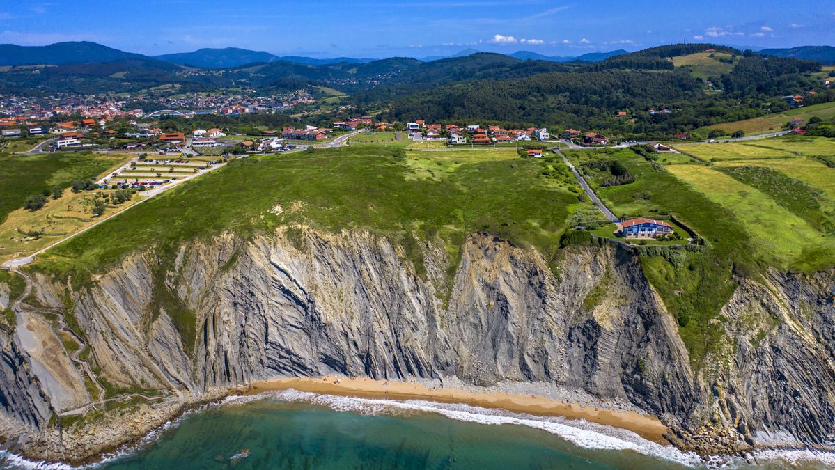 Los flysch de Zumaia revelan 60 millones de años de historia geológica en acantilados.
