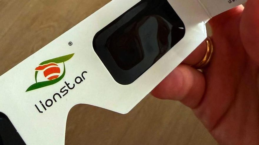 Caos por las gafas de Carrefour para el eclipse retiradas del mercado
