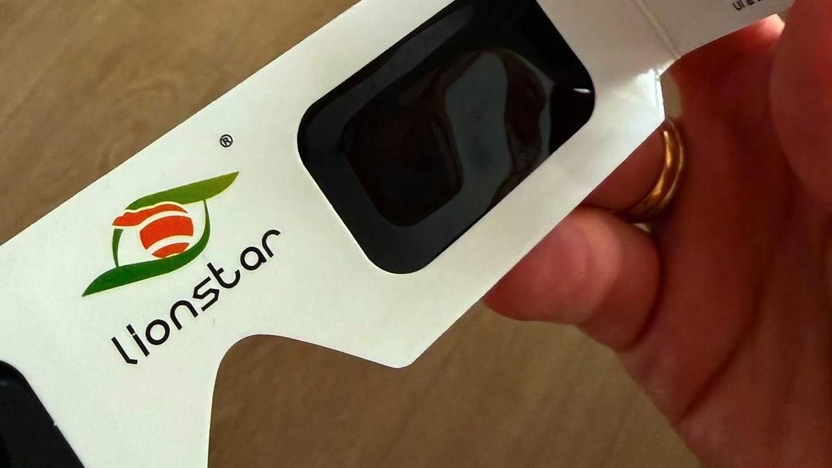 Caos por las gafas de Carrefour para el eclipse retiradas por Consumo