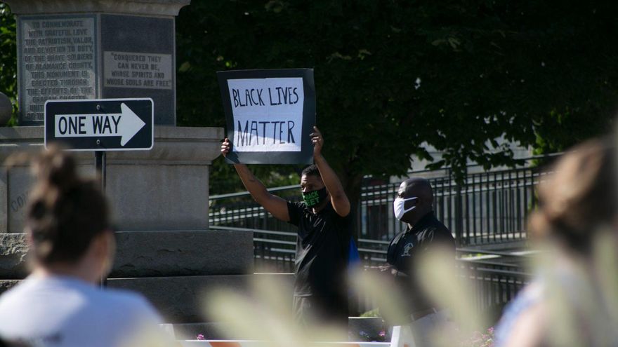 Activistas de Down Hone North Carolina en el condado de Alamance protestan contra el racismo.