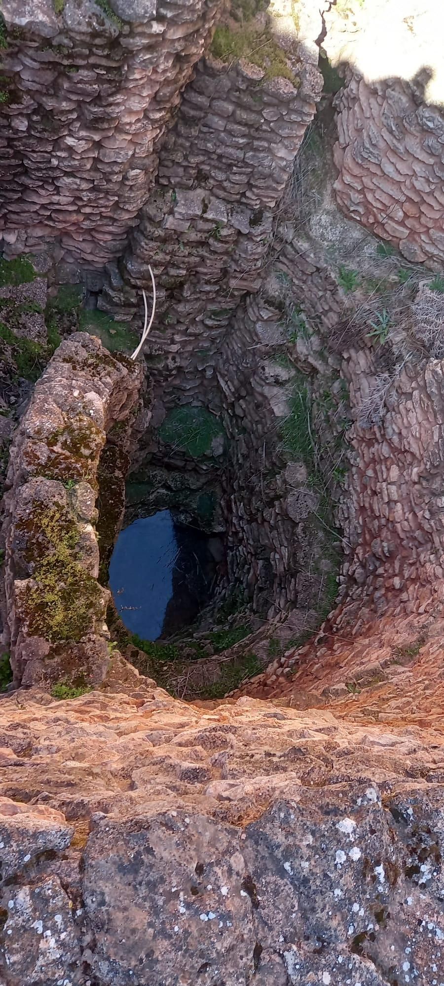 Agua tras casi nueve años en el pozo del yacimiento arqueológico de La Motilla de Azuer, en Daimiel (Ciudad Real)