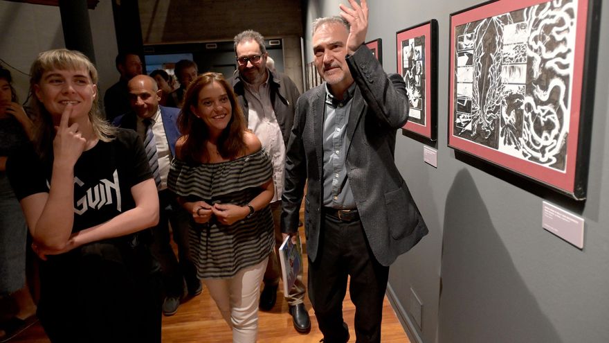 El director del Salón Internacional, Miguelanxo Prado (d), Carlos Portela (detrás), la alcaldesa de A Coruña, Inés Rey (c), y la autora coruñesa Emma Ríos, una de las que ha crecido profesionalmente a la vez que el festival (i), durante la inauguración de la edición de 2022