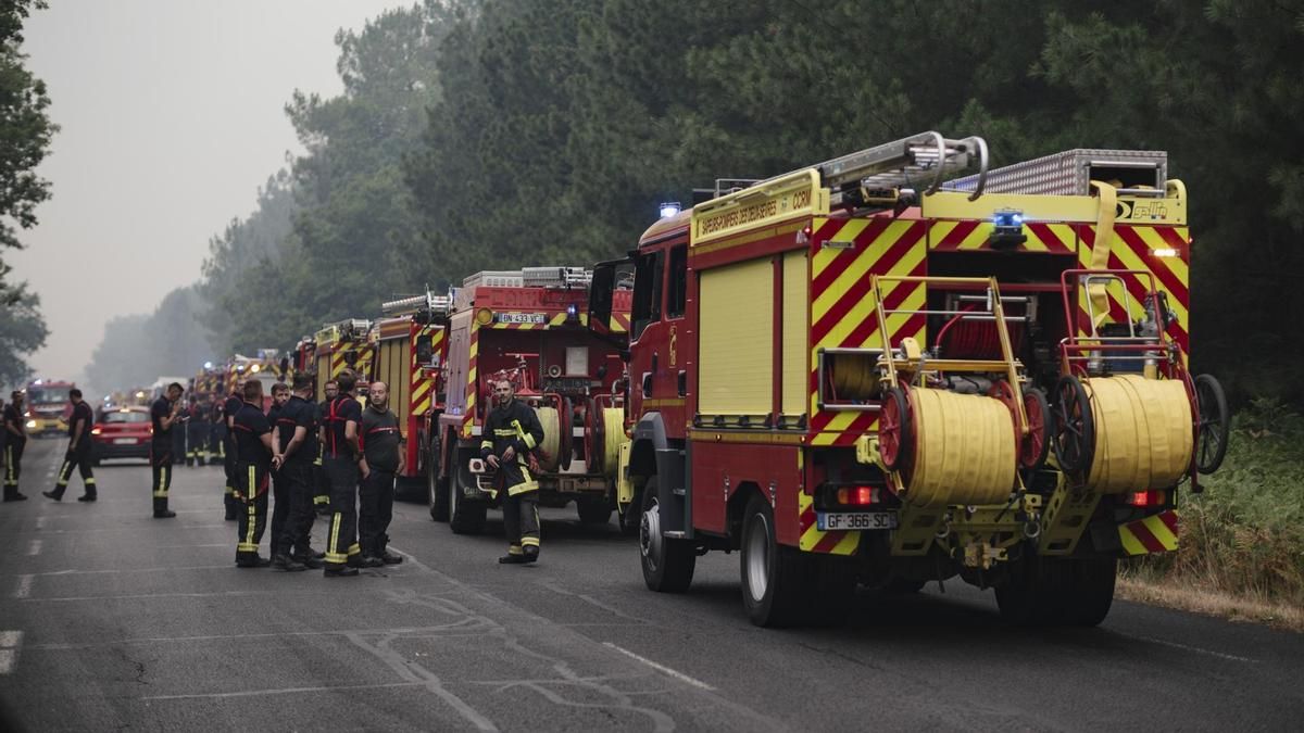 Ascienden a 220.000 los evacuados por el fuego en el suroeste de Francia, que sigue avanzando y fuera de control