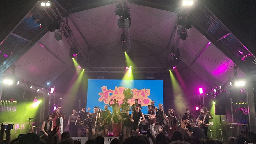 El grupo, en las Fiestas del Pilar, junto a los Artistas del Gremio interpretando 'Por Chucherías'.