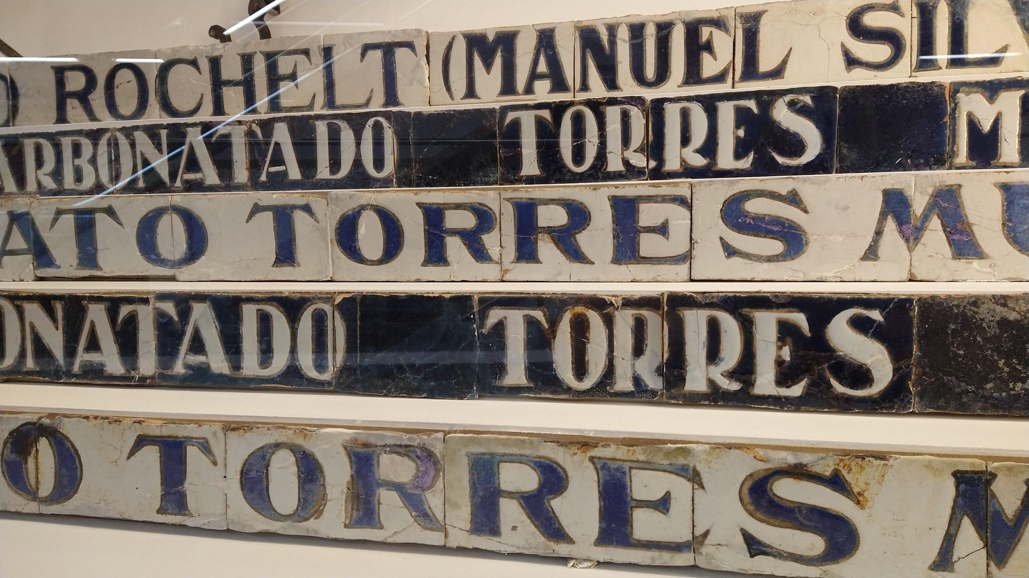 Detalle de los anuncios recuperados en las escaleras de Gran Vía