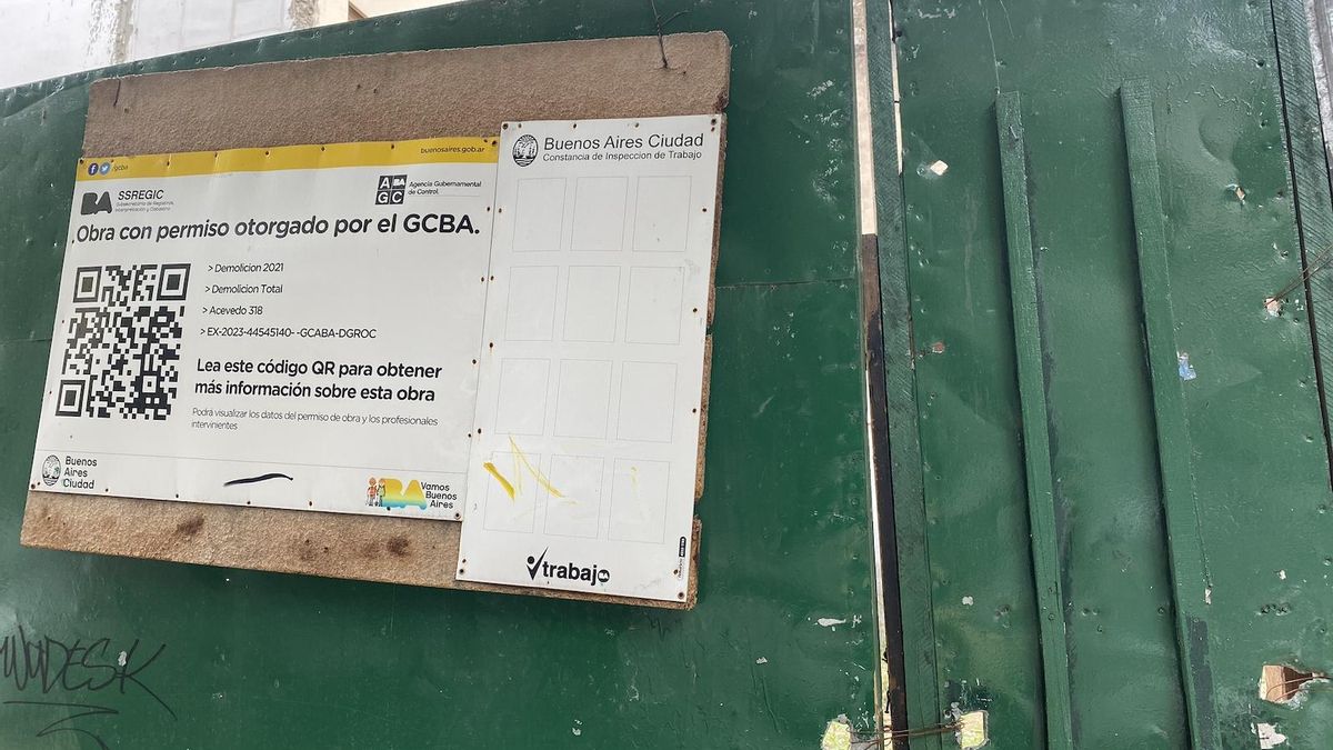 "Obra con permiso otorgado por el GCBA", el cartel recurrente en Buenos Aires.
