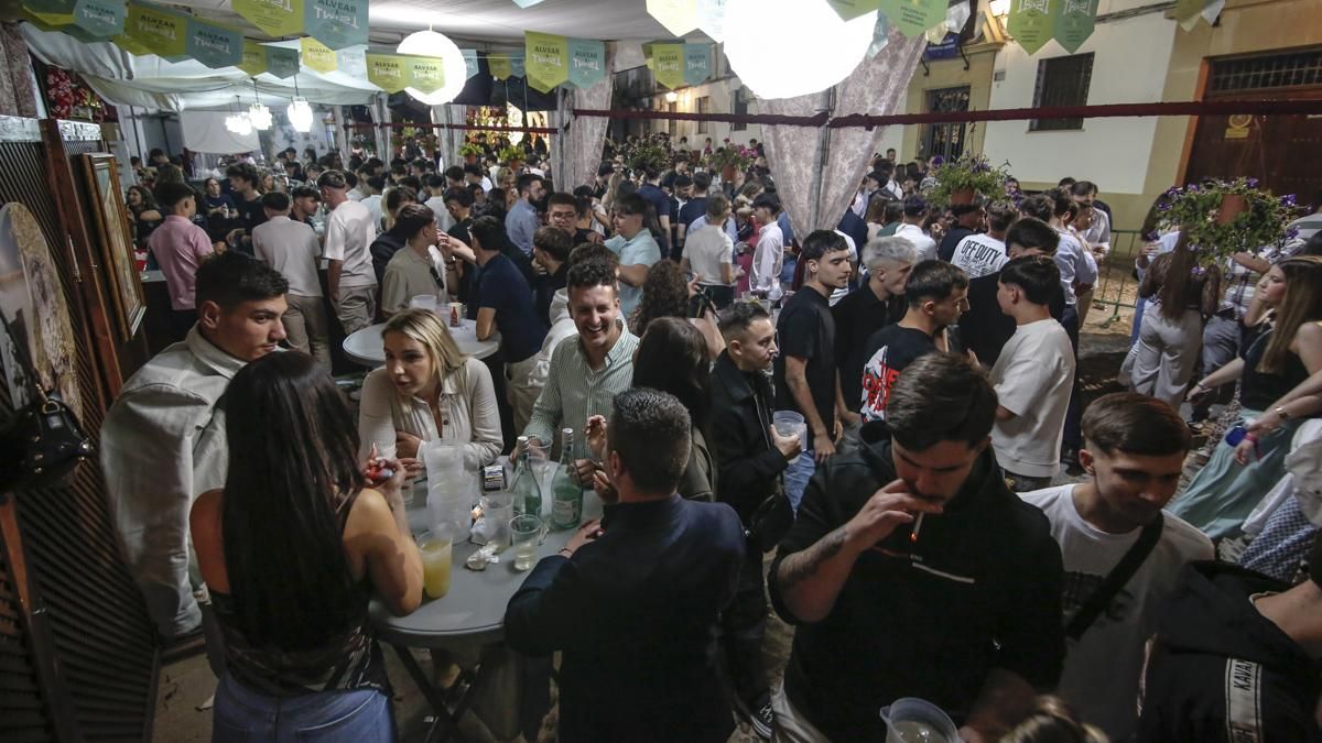 Ambiente nocturno de las Cruces de Mayo en la plaza Conde de Priego