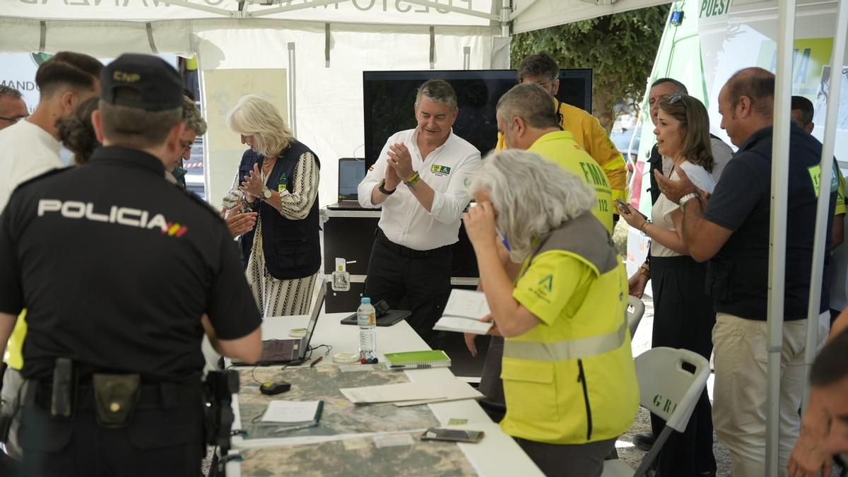El consejero en funciones de Sanidad, Presidencia y Emergencias, Antonio Sanz, supervisa desde el Puesto de Mando Avanzado la evolución del incendio de Grazalema.