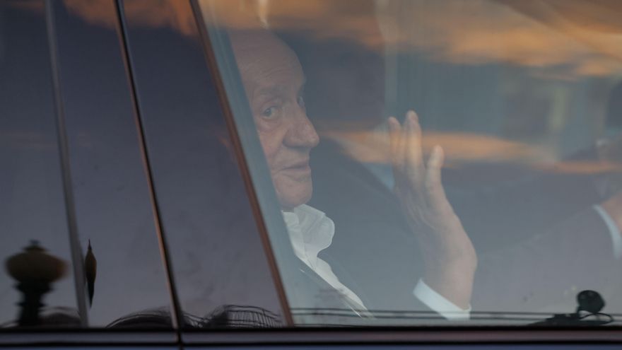 El juez imputa al empresario mexicano que financió a Juan Carlos I por el fraude fiscal del médico del emérito