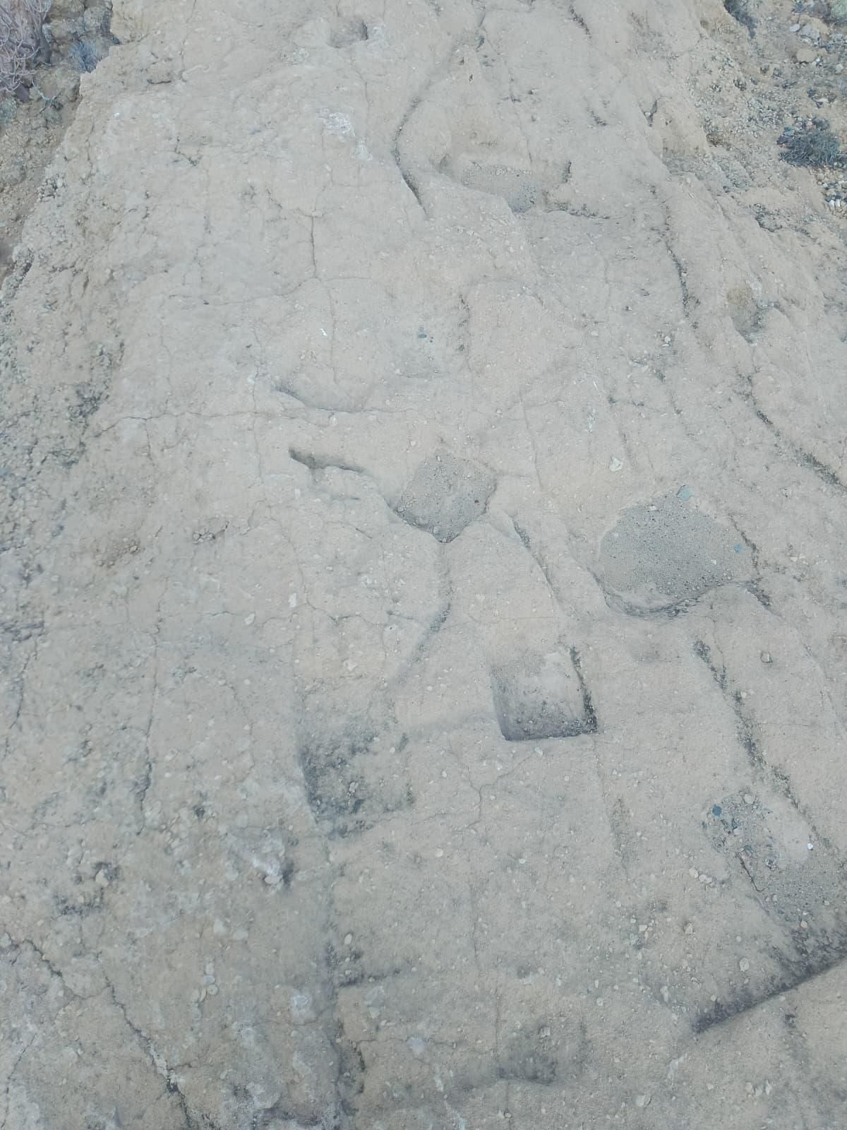 Detalle de la estación de cazoletas de origen guanche por la que pasan motos y bicis.