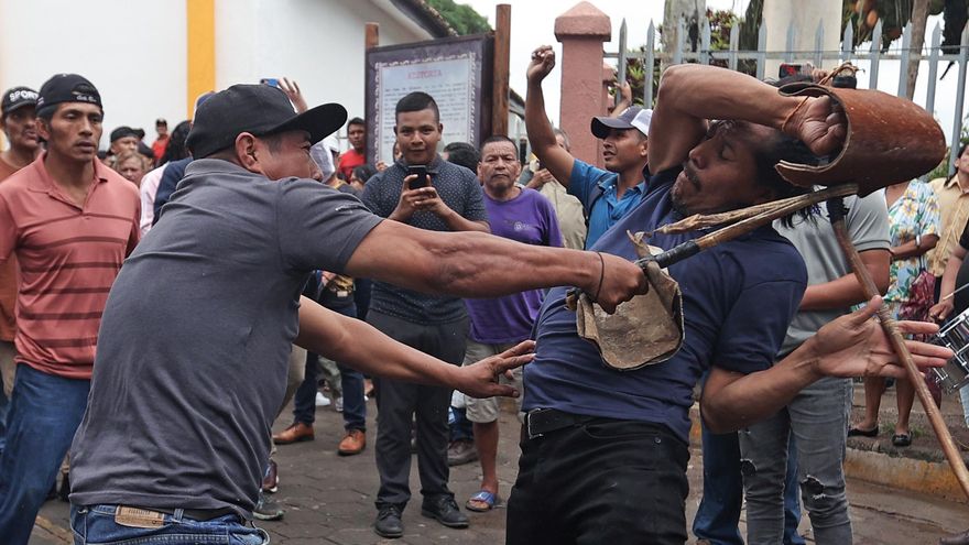 Tradición de 'Los Chinegros': devoción y latigazos en San Juan de Oriente, Nicaragua