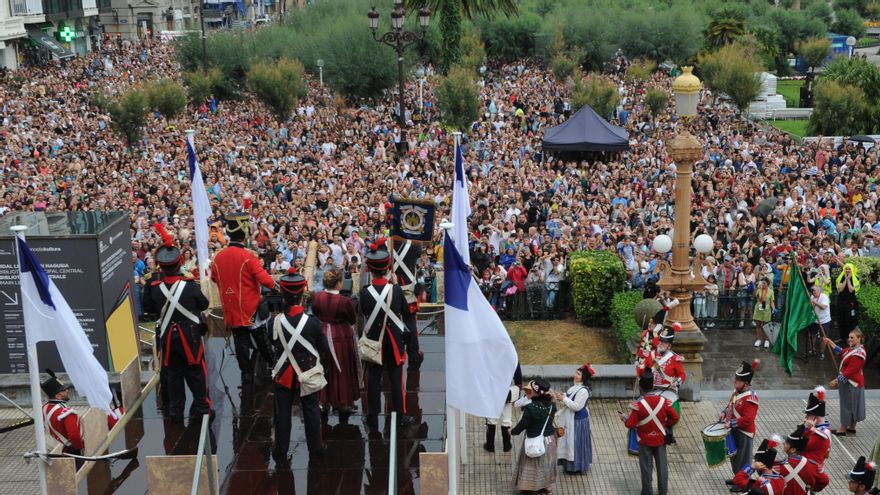 Asistentes disfrutan del tradicional Cañonazo que da inicio a la Semana Grande de San Sebastián.