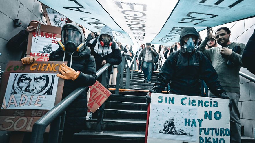 Científicos se movilizaron bajo el lema "nadie se salva solo" ante la falta de inversión del Gobierno