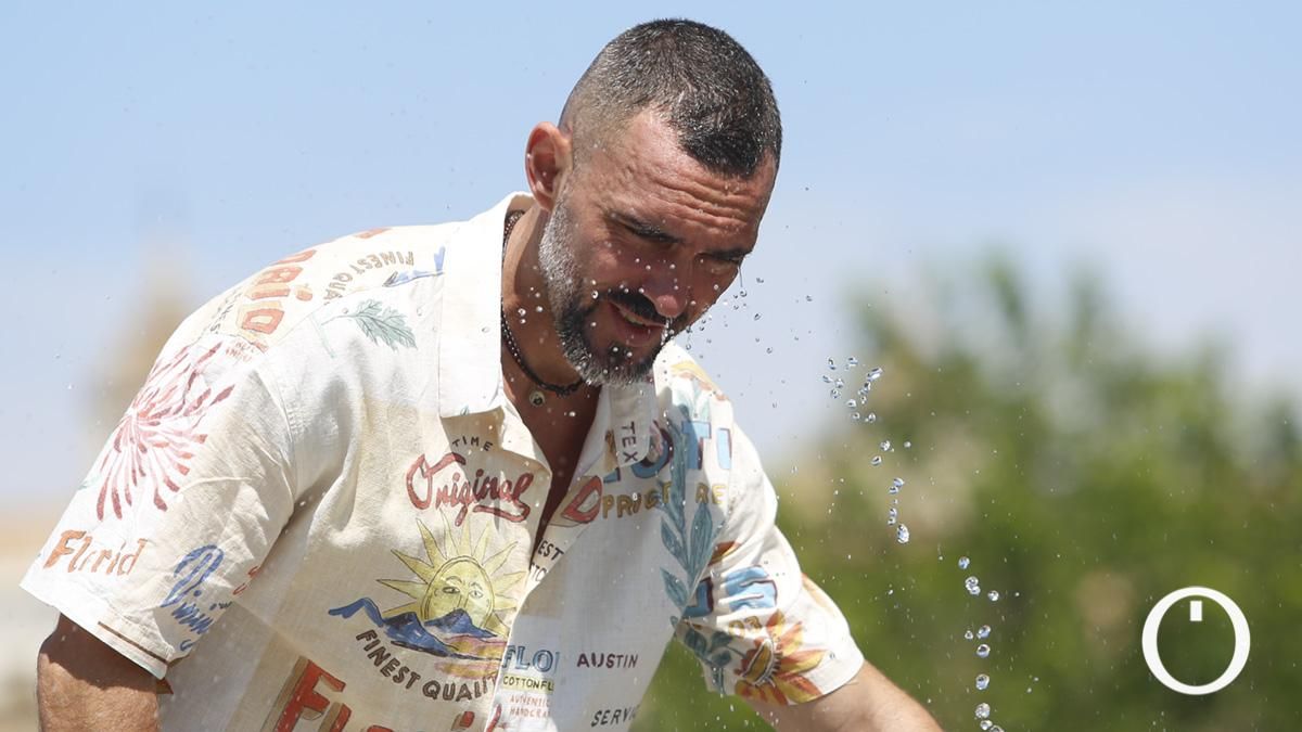 Turistas intentan combatir el calor