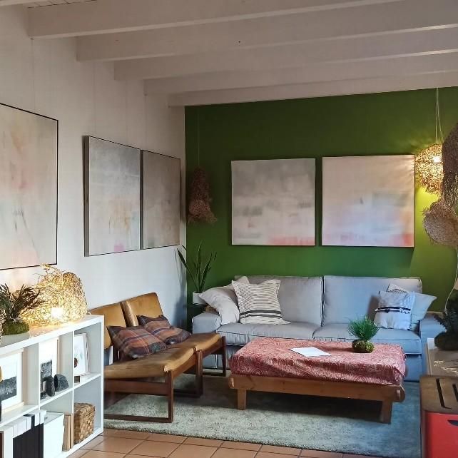 Silvia Gándara y Anay Marín exponen su arte inspirado en la naturaleza en la galería 'el 8 de Serranos' de León.