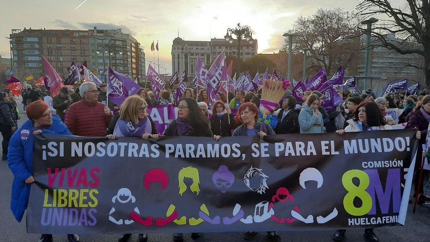 Cabecera de la maniestación feminista de León