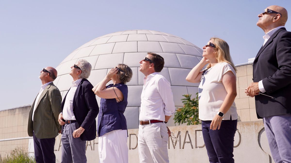 El alcalde de Madrid, José Luis Martínez-Almeida, visita el Planetario de Madrid y conoce la programación especial con motivo del eclipse