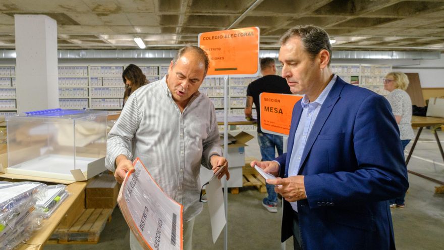 El delegado del Gobierno de España en Castilla-La Mancha durante la visita a los preparativos del dispositivo electoral para el 28M