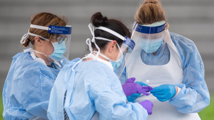 Reino Unido someterá a pruebas a miles de personas en un "esprint" para frenar la variante sudafricana