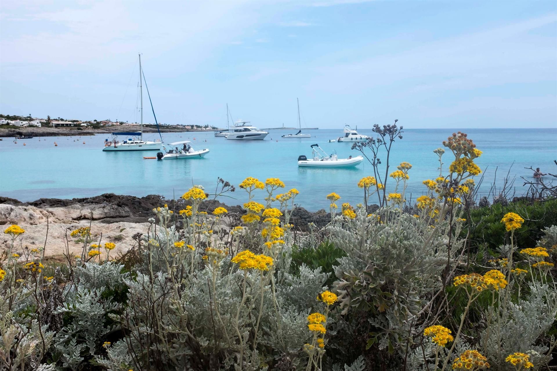 Barcos fondeados en la playa de Binibèquer, en Menorca