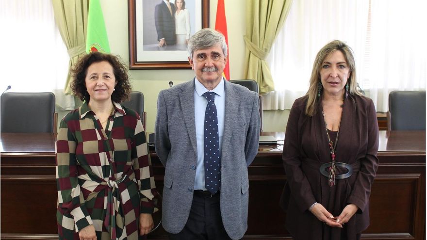 Mª Teresa Carbajo, el rector Juan Francisco García Marín y Mª Pilar Gutiérrez Santiago.