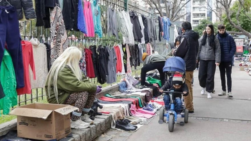 La Ciudad desalojó 2.000 manteros en el Parque Centenario y los feriantes piden que los dejen trabajar