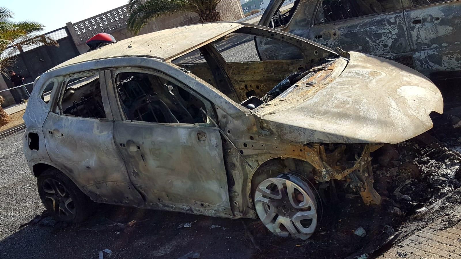 Vehículos calcinados en Jinámar