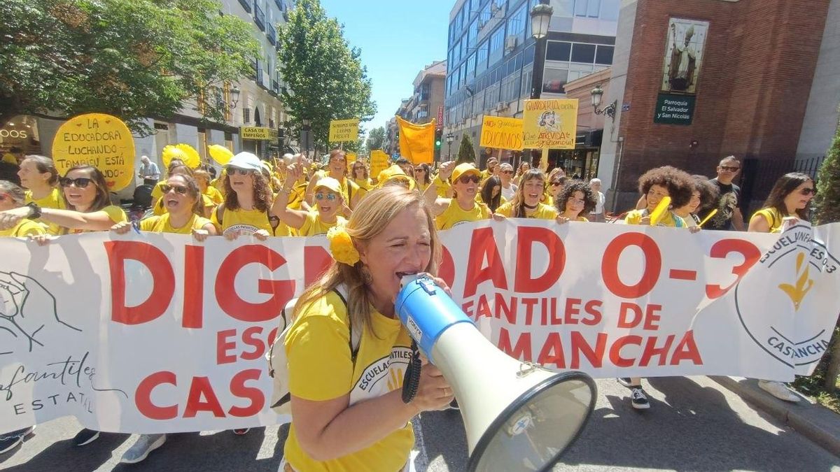 Una de las portavoces de las educadoras infantiles lanza una proclama con un megáfono durante la manifestación.