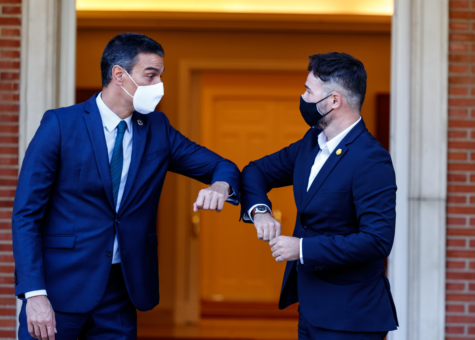 Rufián (derecha) y Sánchez (izquierda) antes de reunirse en Moncloa