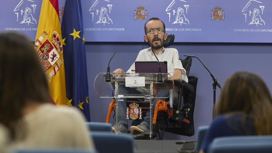 El portavoz de Unidas Podemos en el Congreso, Pablo Echenique, interviene en una rueda de prensa anterior a una Junta de Portavoces, a 8 de junio de 2021, en la Sala Constitucional del Congreso de los Diputados, Madrid, (España).