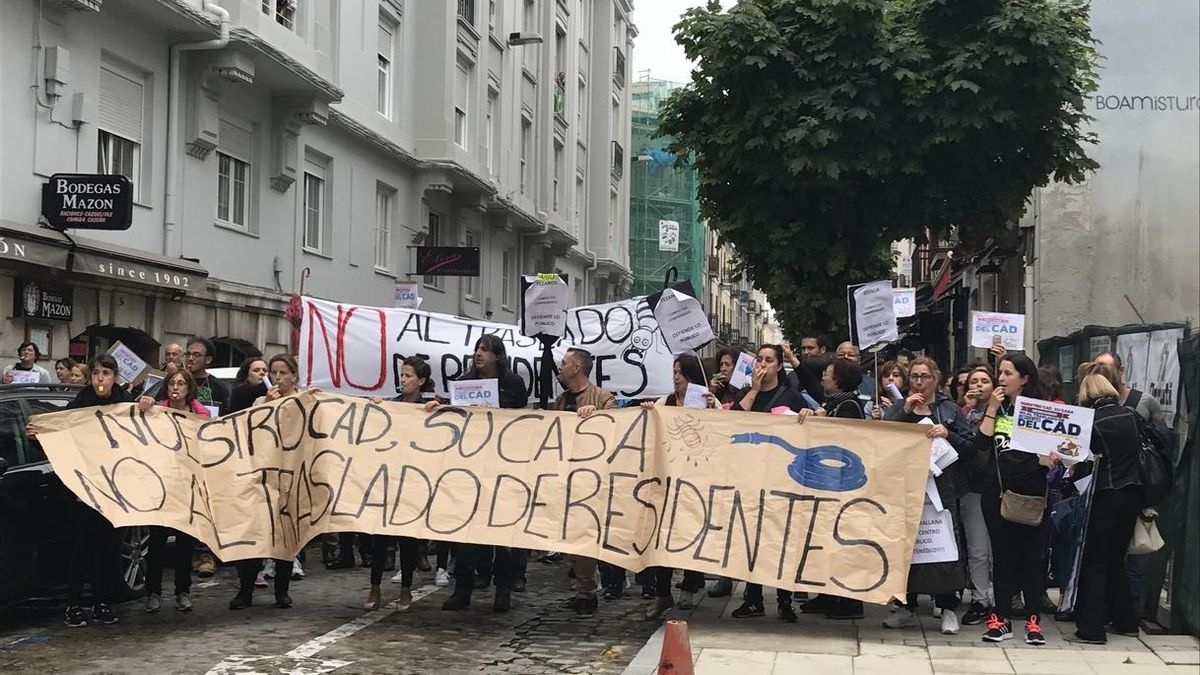 Trabajadores del CAD de Sierrallana se concentran en el Gobierno para denunciar "privatización encubierta"
