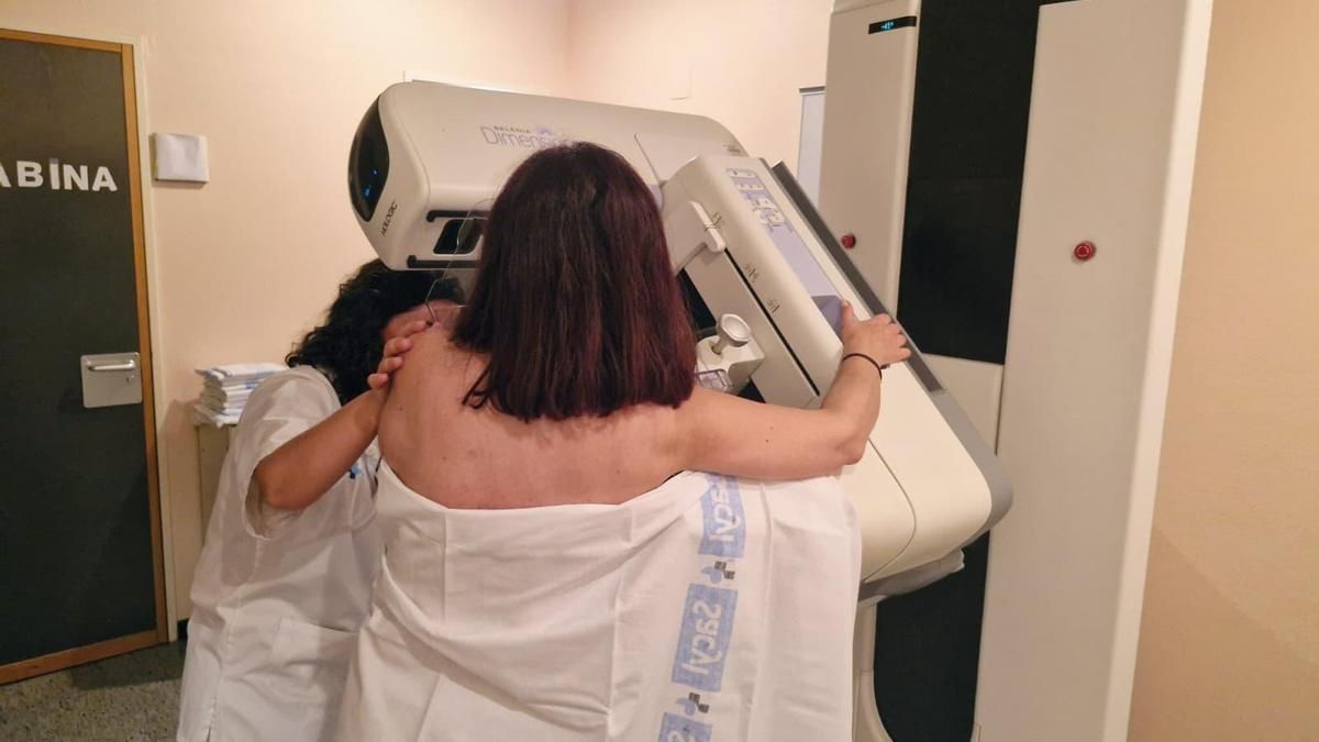 Paciente durante la realización de una mamografía en el Hospital El Bierzo.