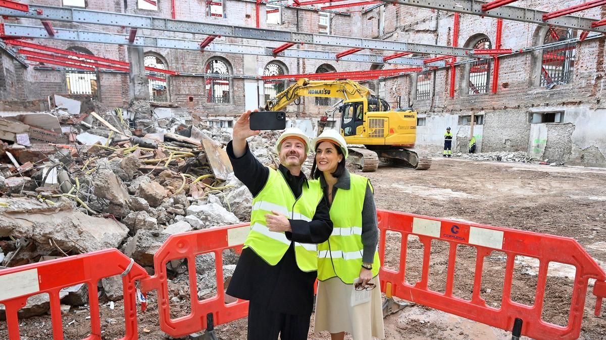 La alcaldesa de Santander, Gema Igual, durante una visita a las obras junto al director del Museo Nacional Centro de Arte Reina Sofía, Manuel Segade.