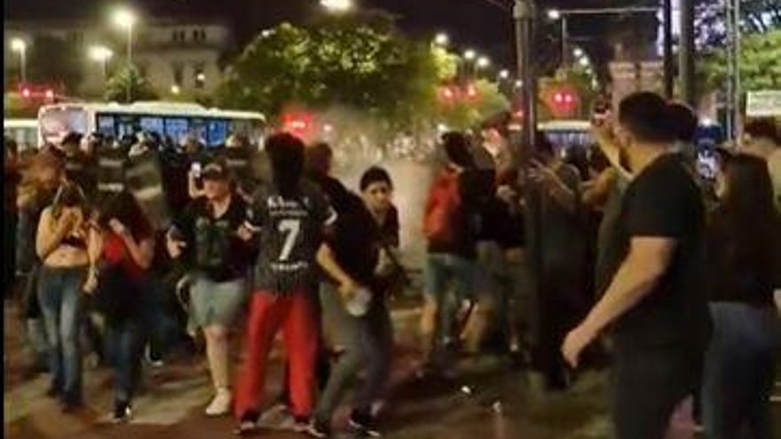 La policía reprimió en Córdoba a vecinos que se manifestaban contra el DNU de Milei
