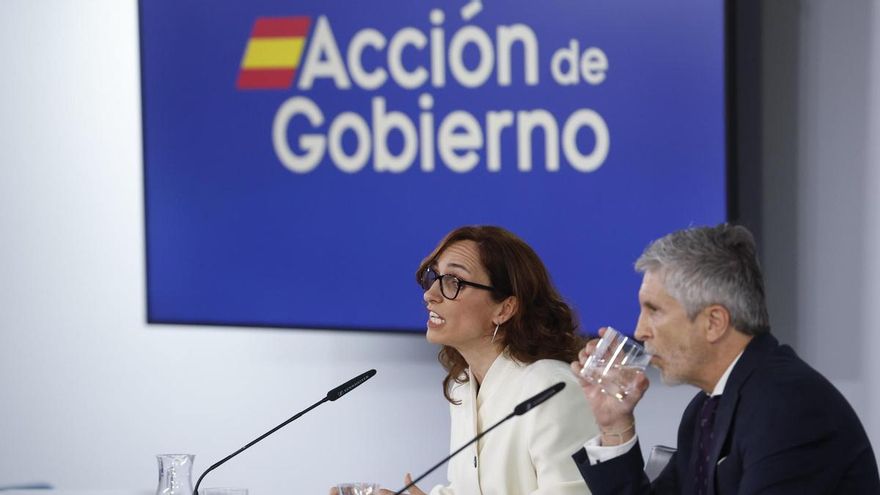 El ministro del Interior, Fernando Grande-Marlaska (d) y la ministra de Sanidad, Mónica García (i) durante la rueda de prensa tras el Consejo de Ministros celebrado esta miércoles en La Moncloa, Madrid.