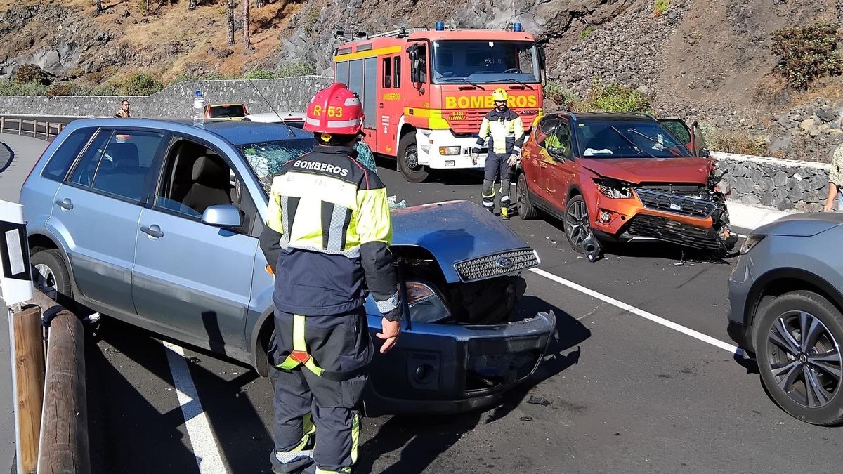 En la imagen, los dos vehículos del accidente ocurrido el miércoles por la tarde en la carretera LP-2, en el municipio de Fuencaliente.